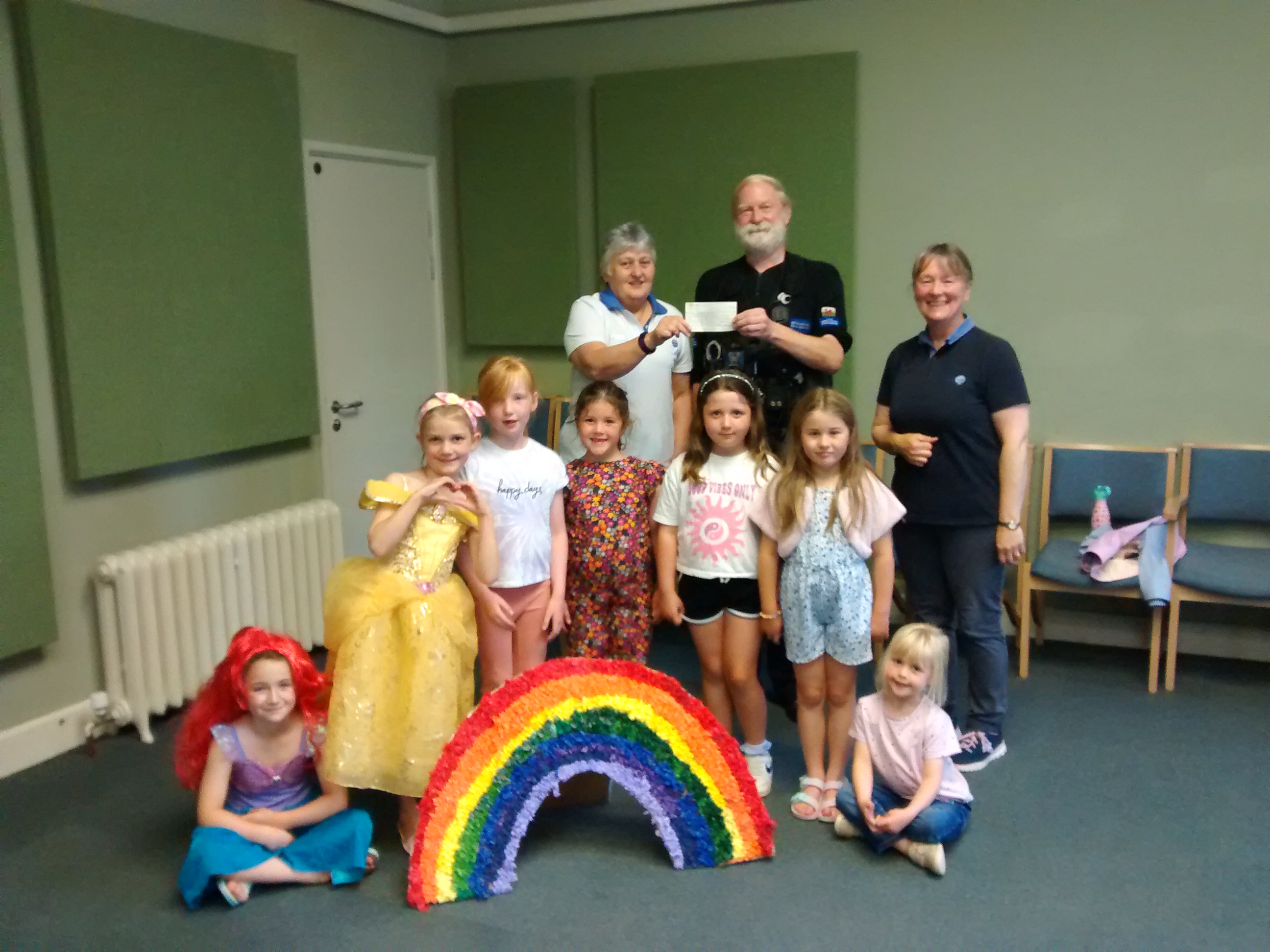 PCSO Gareth Jones with the Dolgellau Rainbows