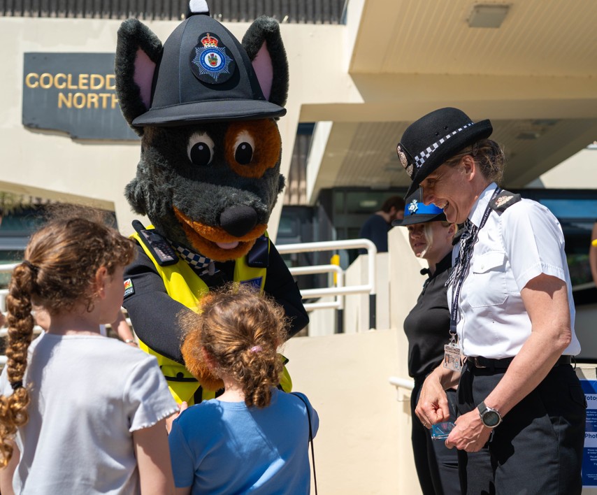 Photograph of Chief Constable Amanda Blakeman with PD Celt and young visitors