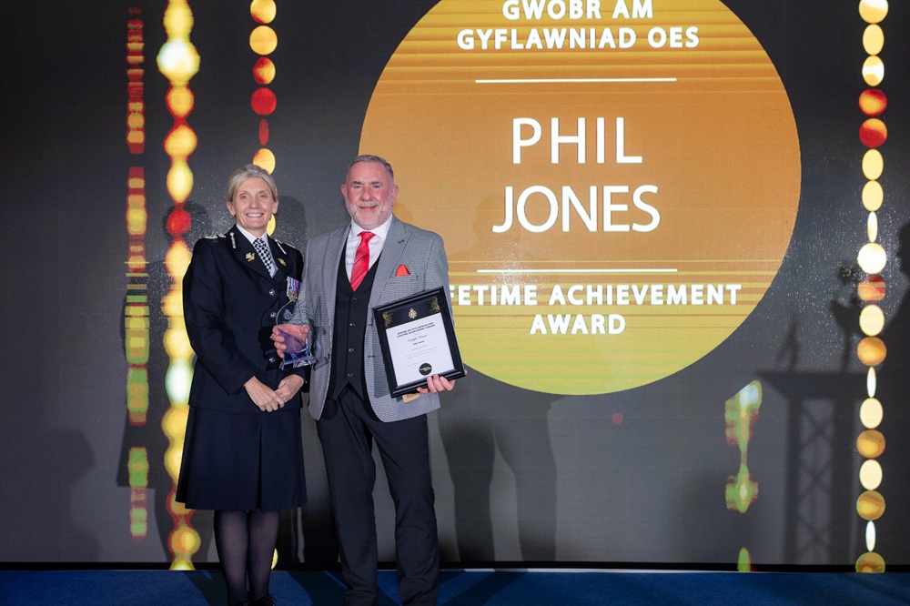 Photograph of Phil Jones with Chief Constable Amanda Blakeman