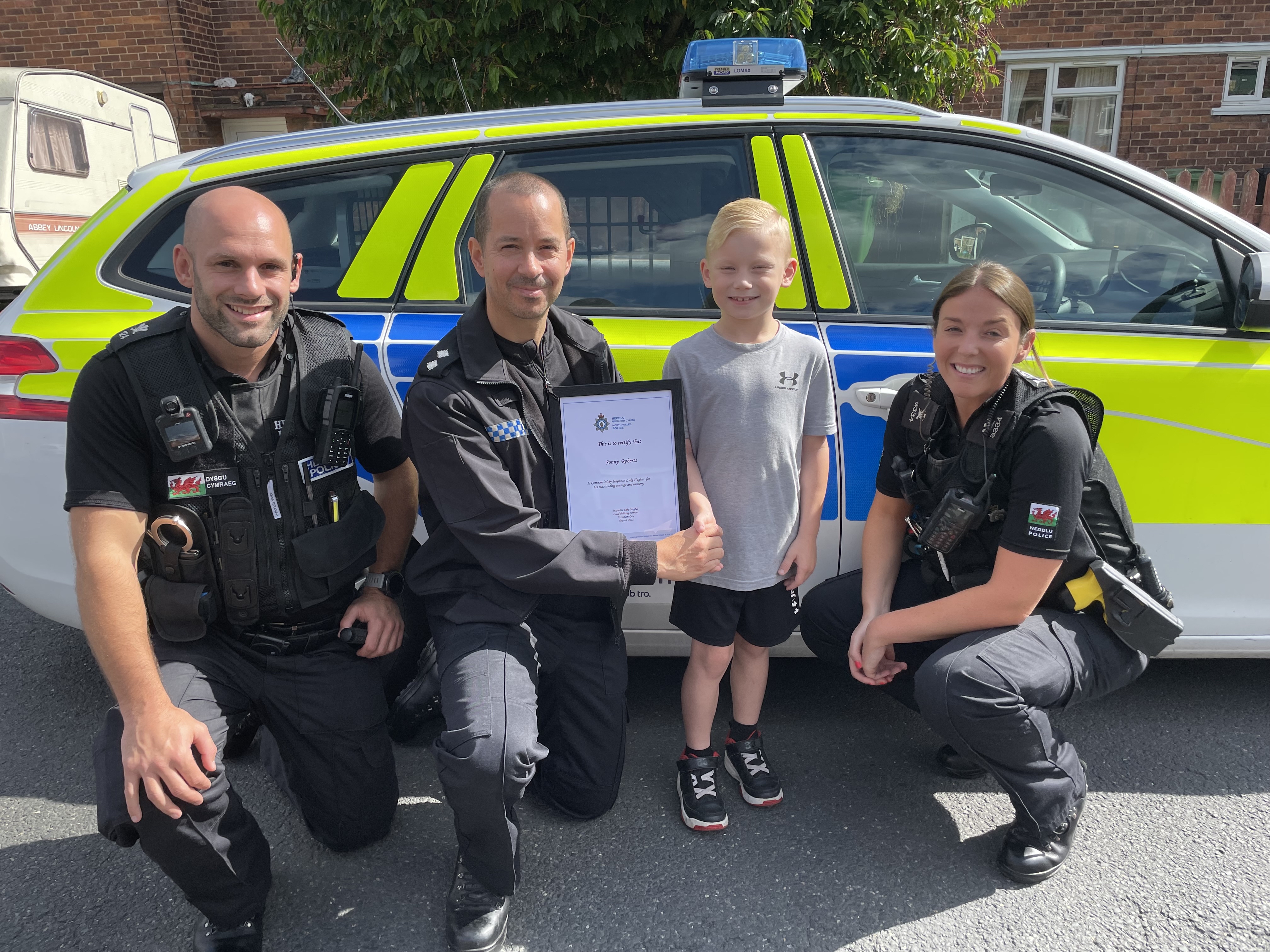 Sunny Bennett hefo PC Gary Yarwood, Insp Luke Hughes a PC Emma Horne