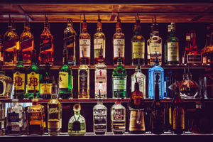 Bar yn llawn gwirodydd alcoholig