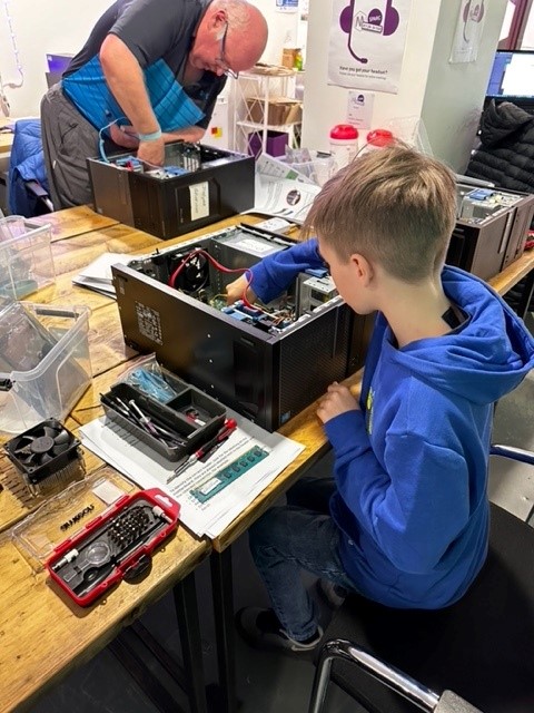 Gweithdy atgyweirio TG. Llun: North Wales Recycle I.T.